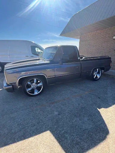 Pickup truck with tinted side windows